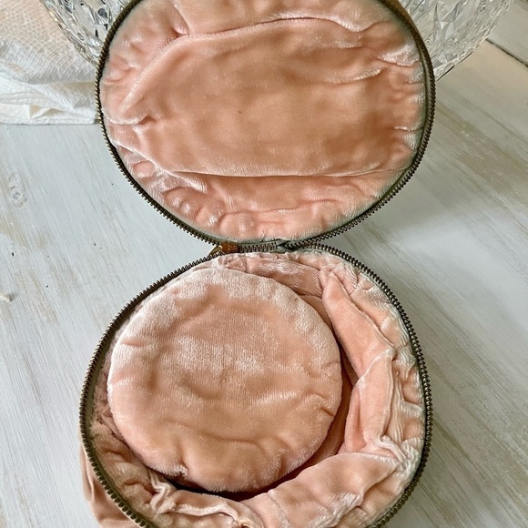 VINTAGE, ROUND 5 1/2” MAKEUP BAG WITH POWDER PUFF. ZIPPER CLOSURE. - Picture 5 of 8